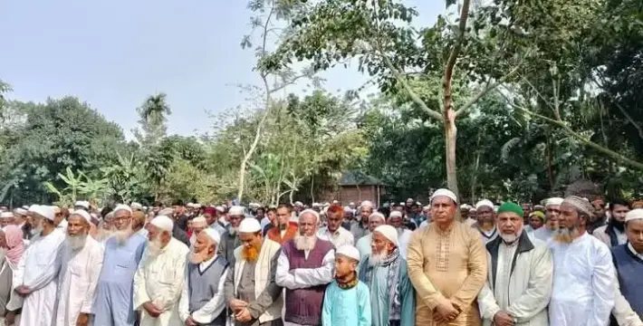 [পীরগঞ্জের ছাত্রদলের সদস্য হীরার পিতার জানাযায় সাইফুল ইসলাম]